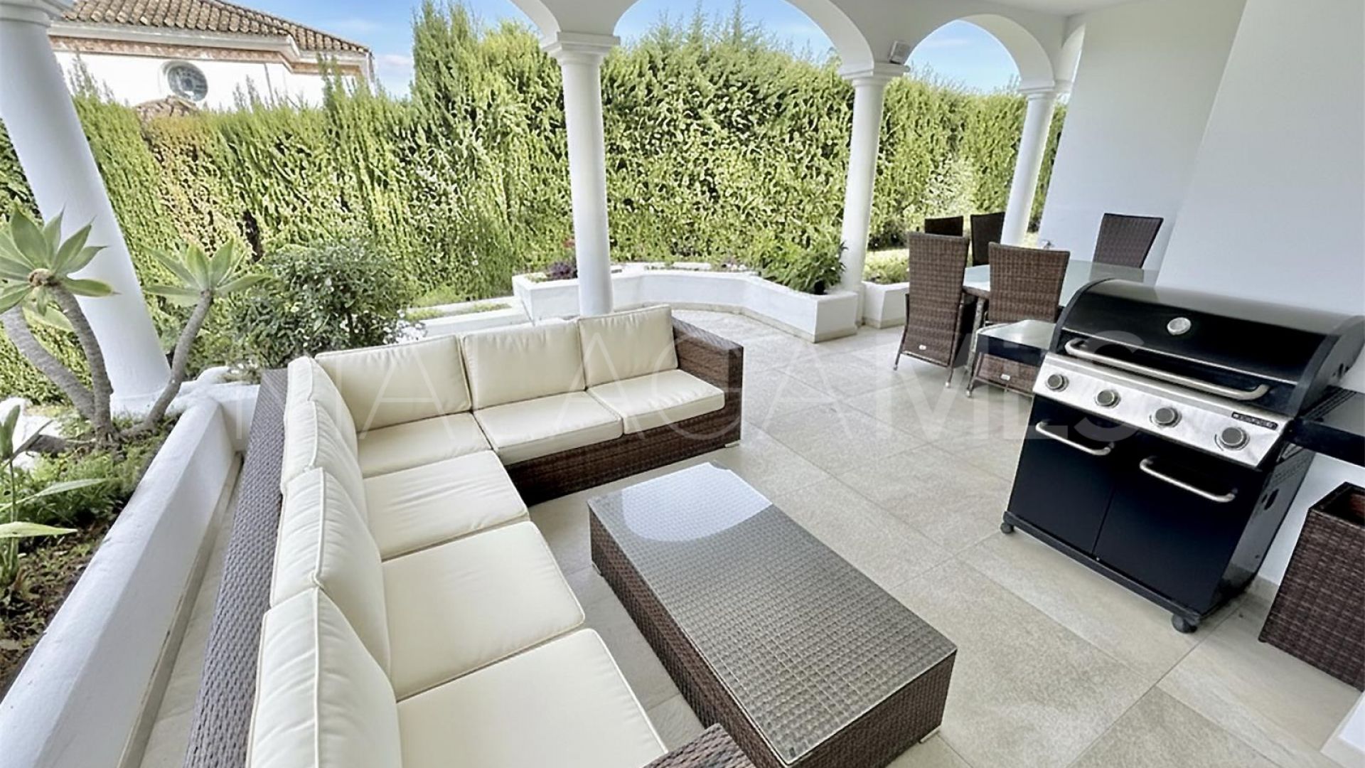 Villa for sale in Nueva Andalucia