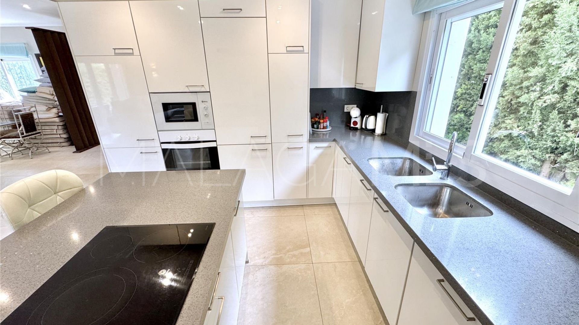 Villa for sale in Nueva Andalucia