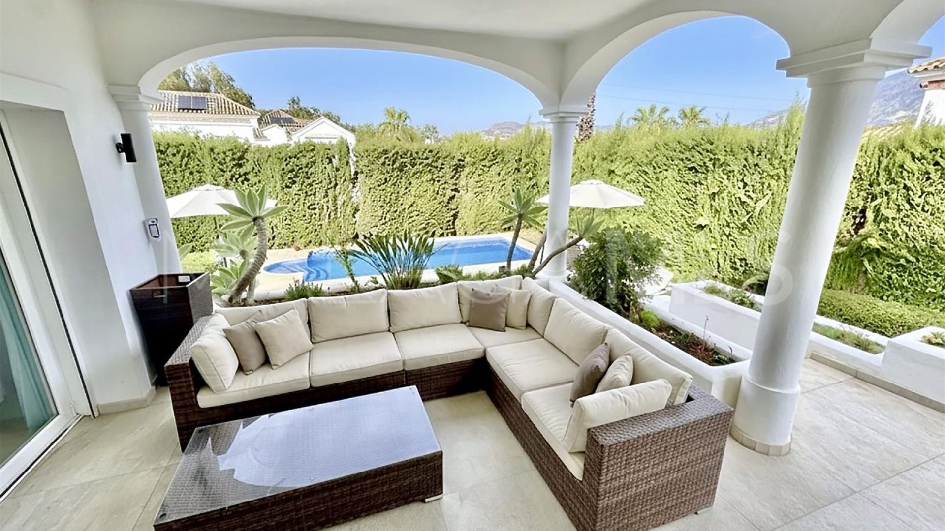 Villa for sale in Nueva Andalucia