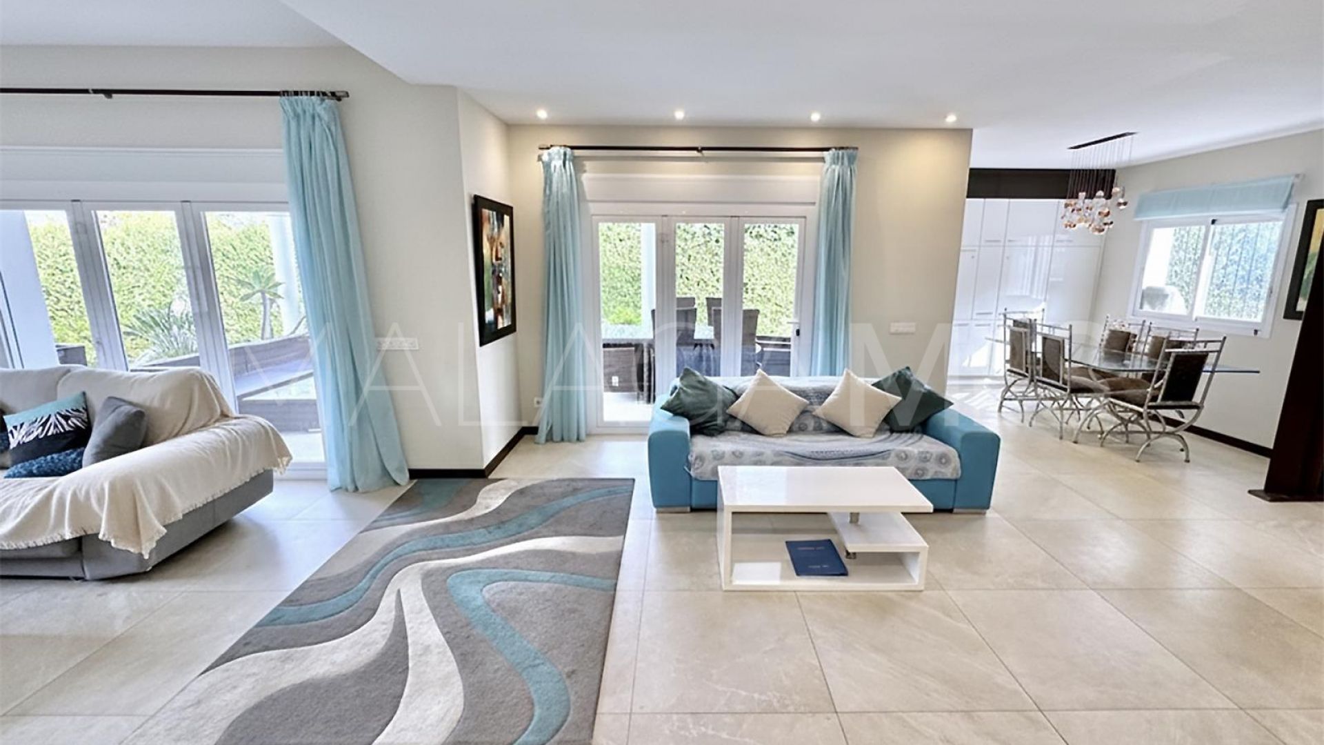 Villa for sale in Nueva Andalucia