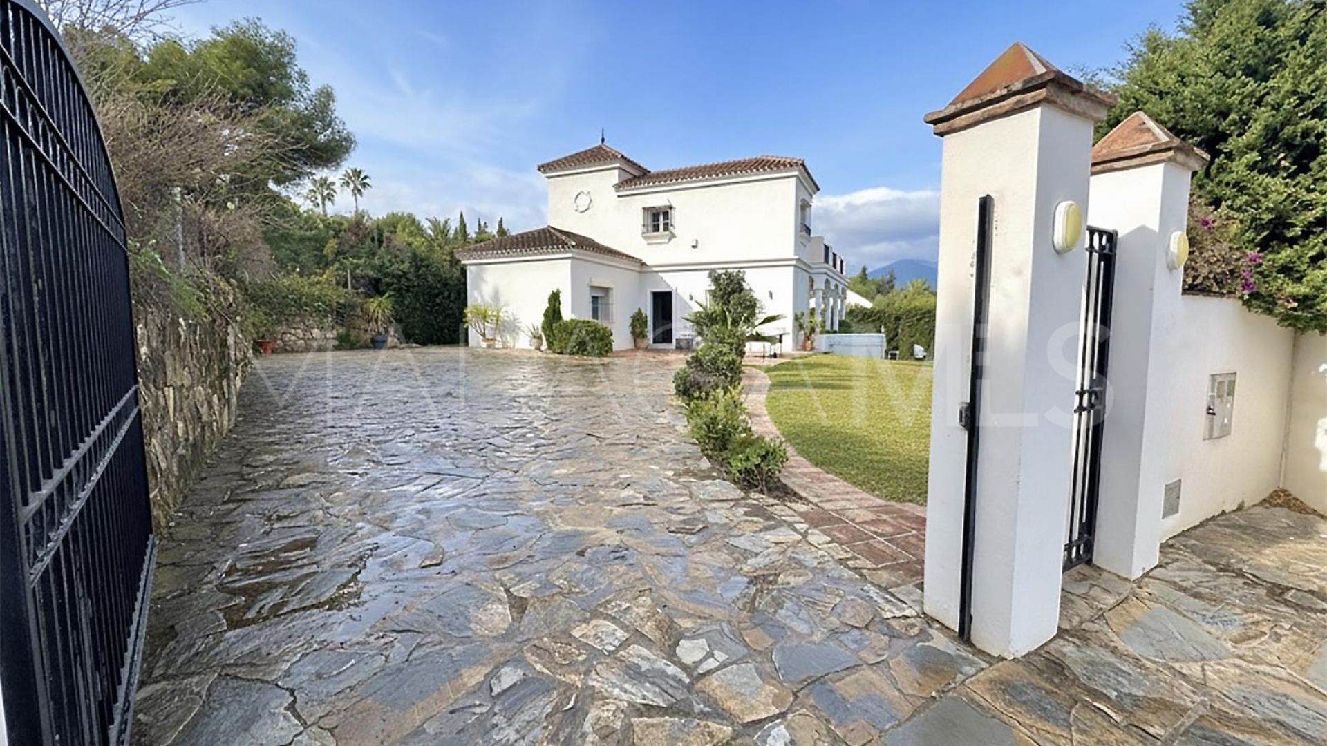 Villa for sale in Nueva Andalucia