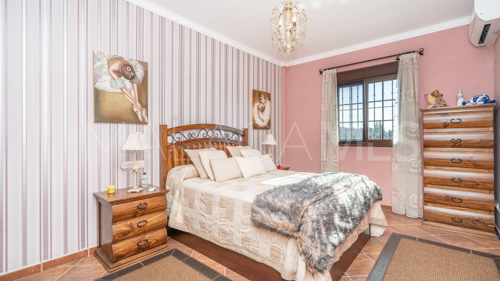 Villa for sale in Altos de Estepona