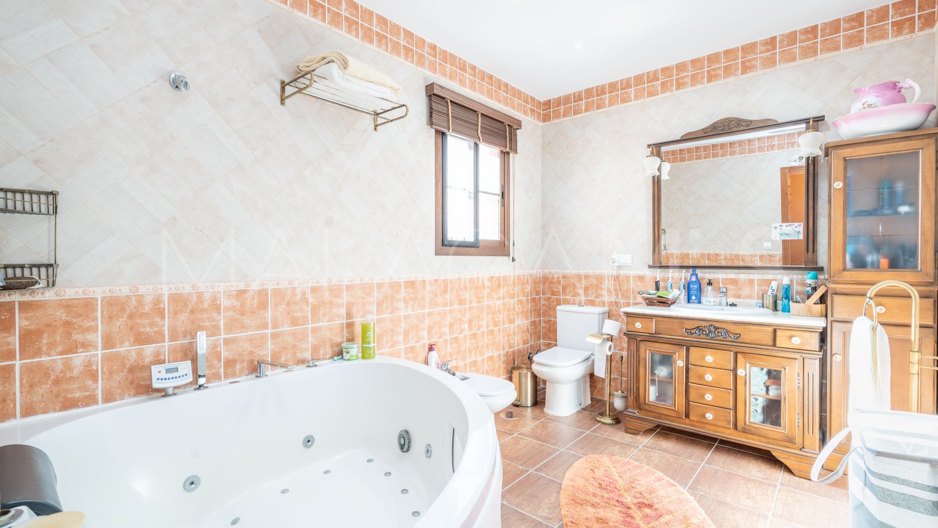 Villa for sale in Altos de Estepona