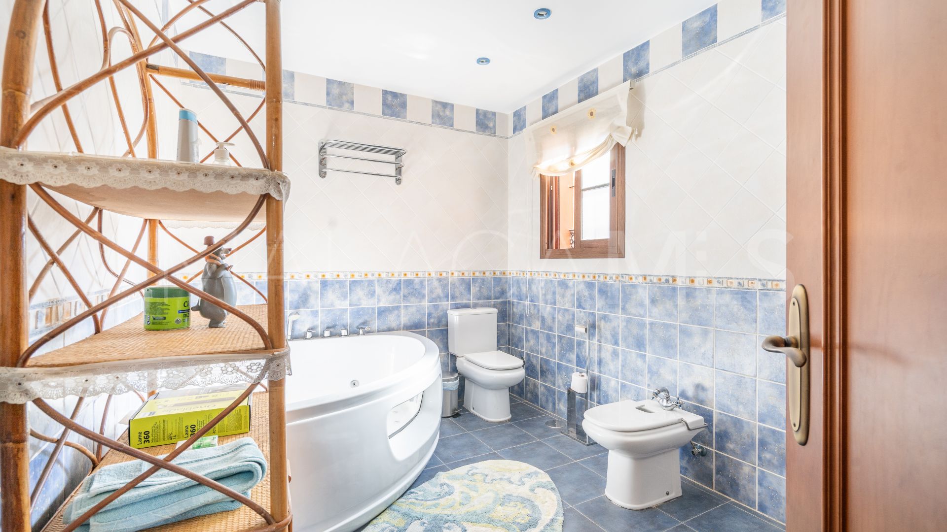 Villa for sale in Altos de Estepona