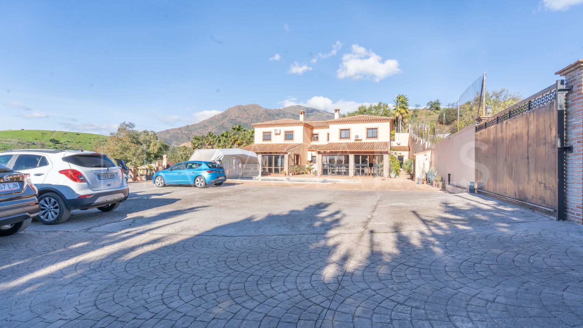 Villa for sale in Altos de Estepona