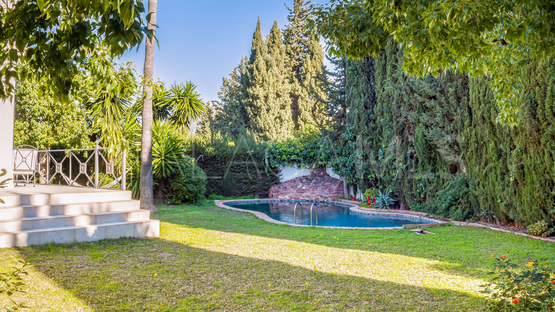 Villa for sale in Nueva Andalucia