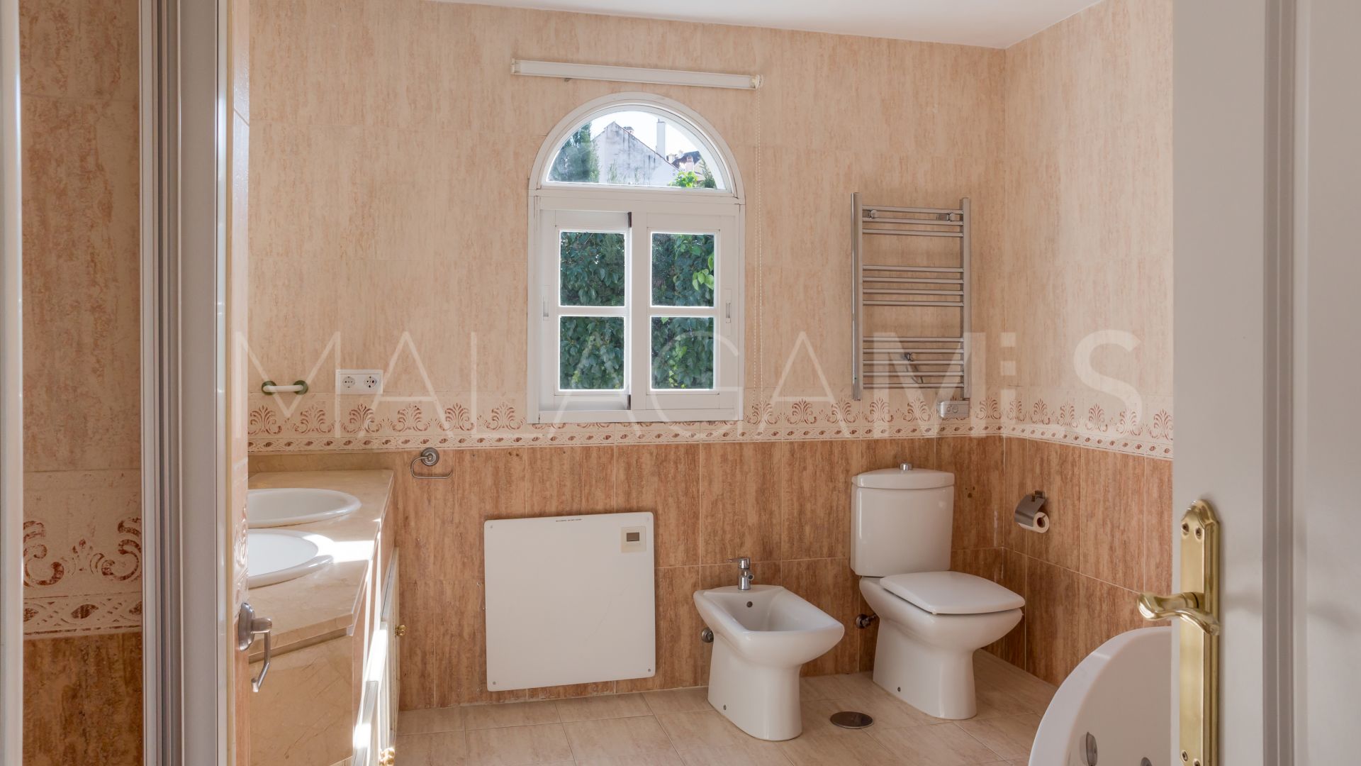 Villa for sale in Nueva Andalucia