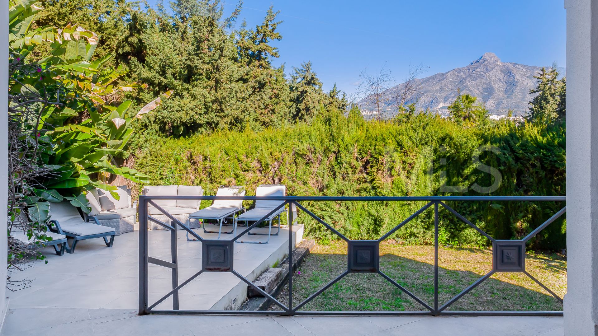 Villa for sale in Nueva Andalucia