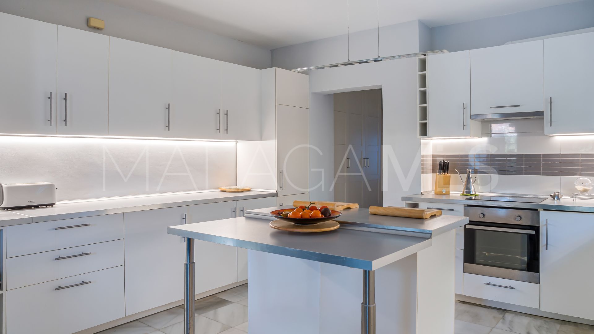 Villa for sale in Nueva Andalucia