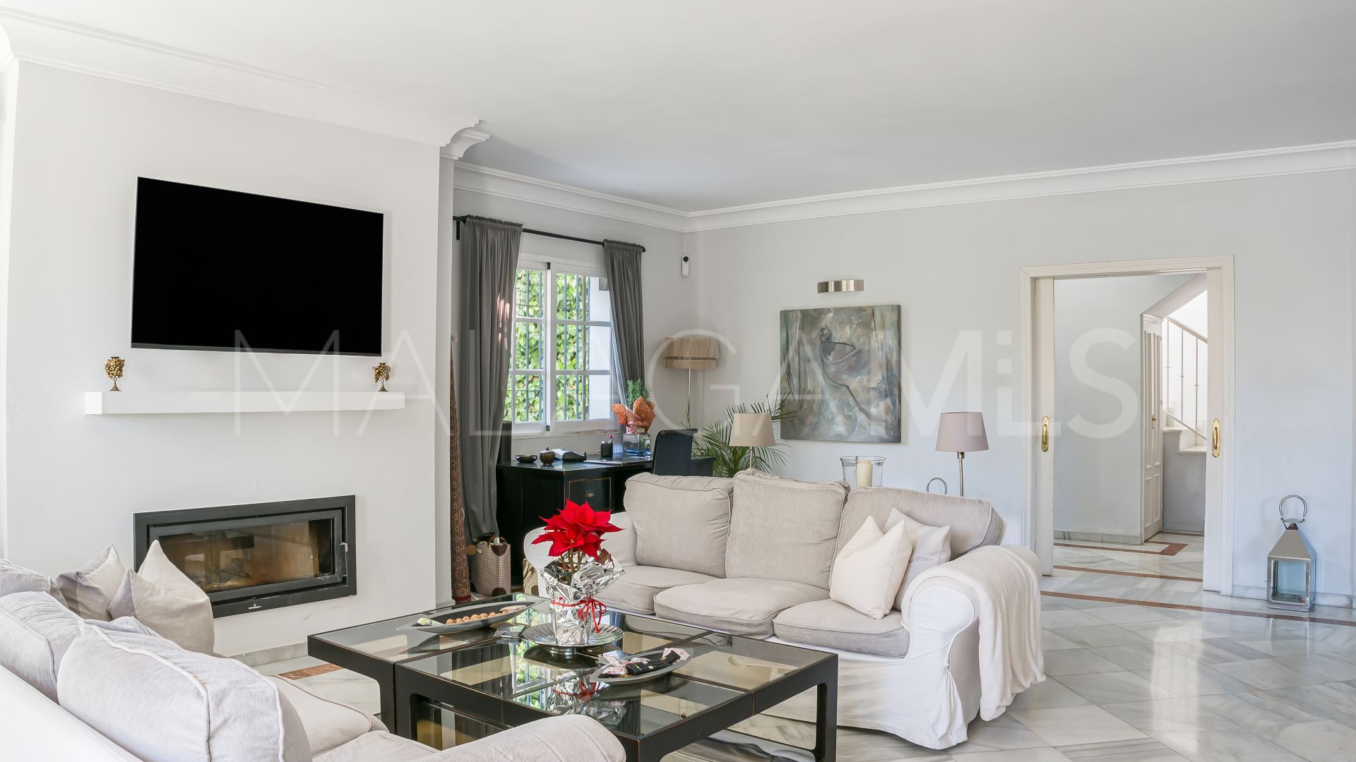 Villa for sale in Nueva Andalucia