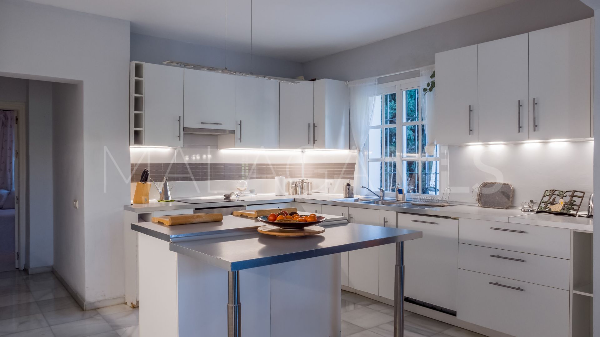 Villa for sale in Nueva Andalucia