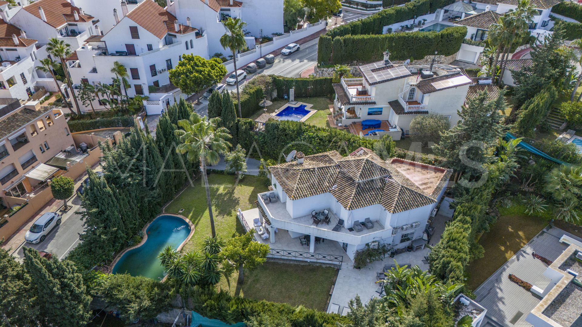 Villa for sale in Nueva Andalucia