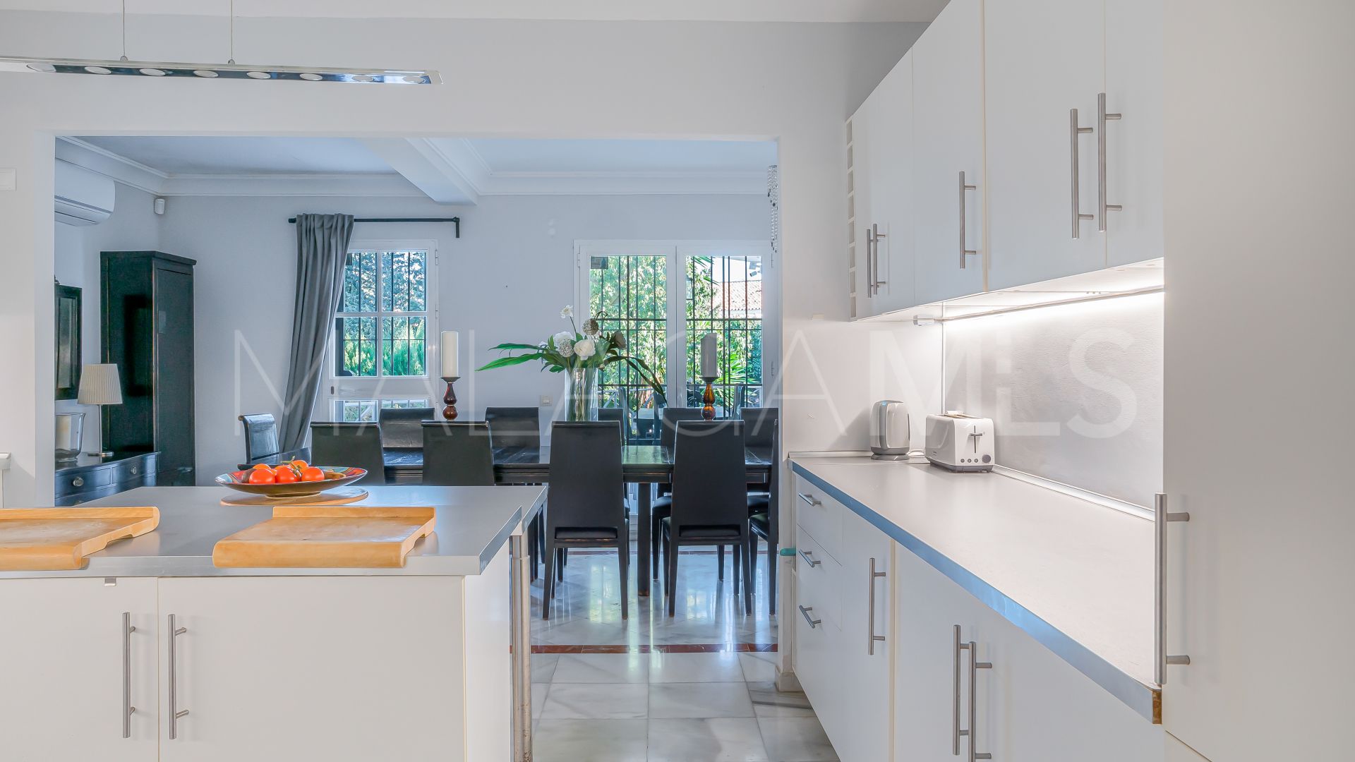 Villa for sale in Nueva Andalucia