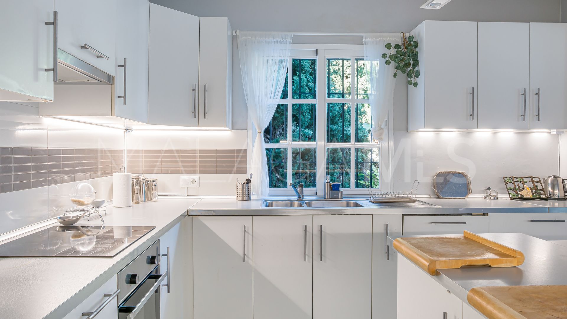 Villa for sale in Nueva Andalucia