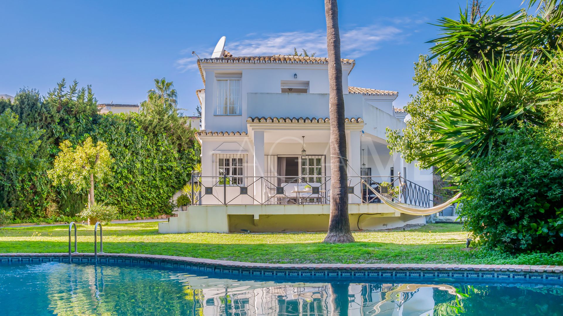 Villa for sale in Nueva Andalucia