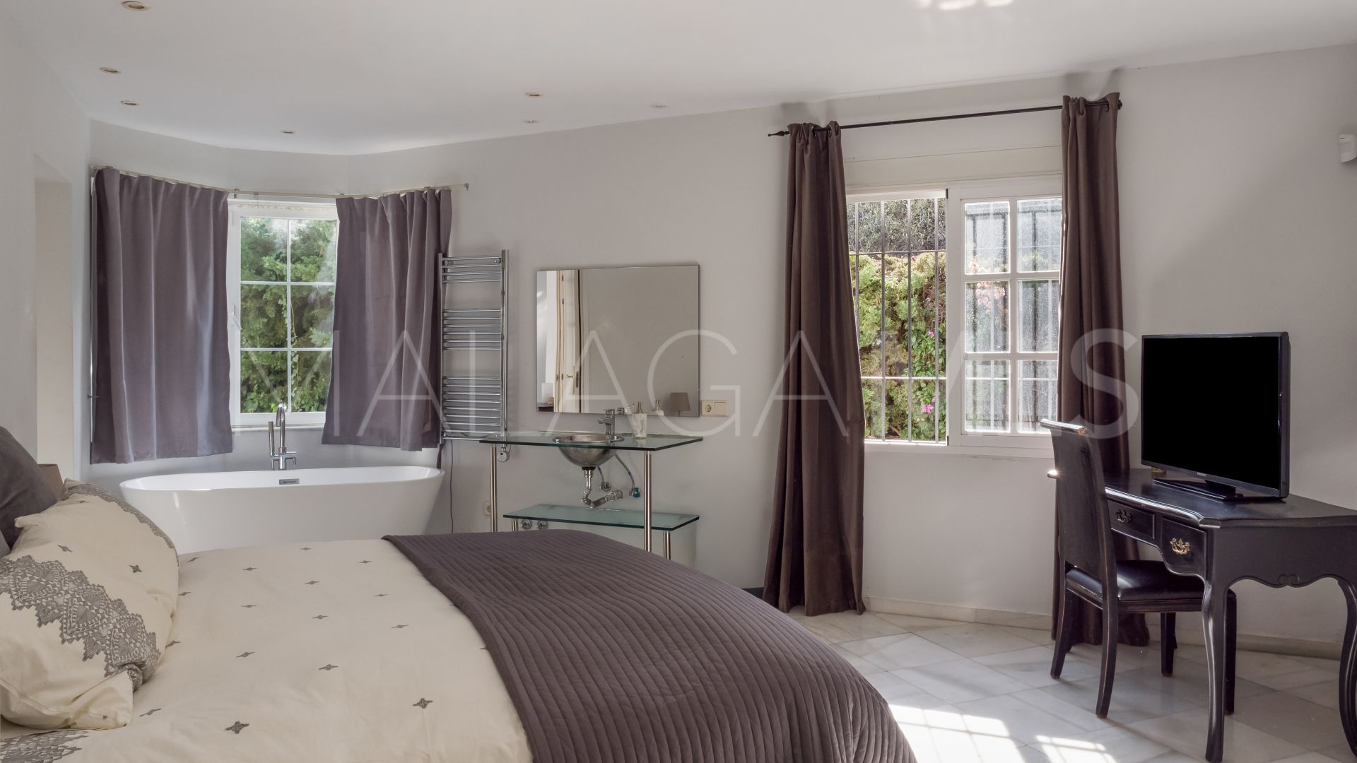 Villa for sale in Nueva Andalucia