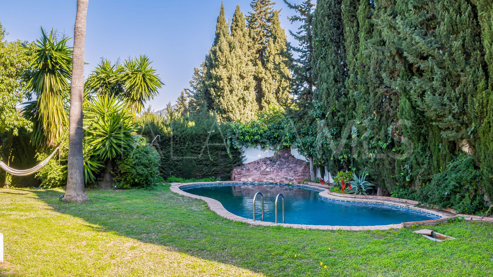 Villa for sale in Nueva Andalucia