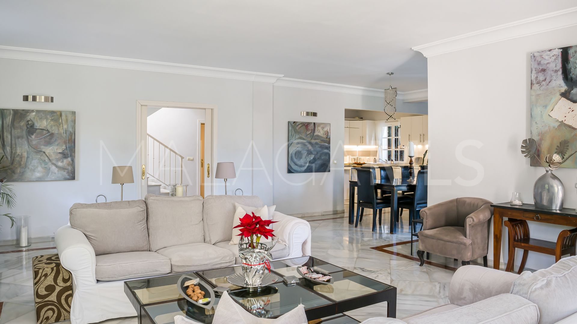 Villa for sale in Nueva Andalucia