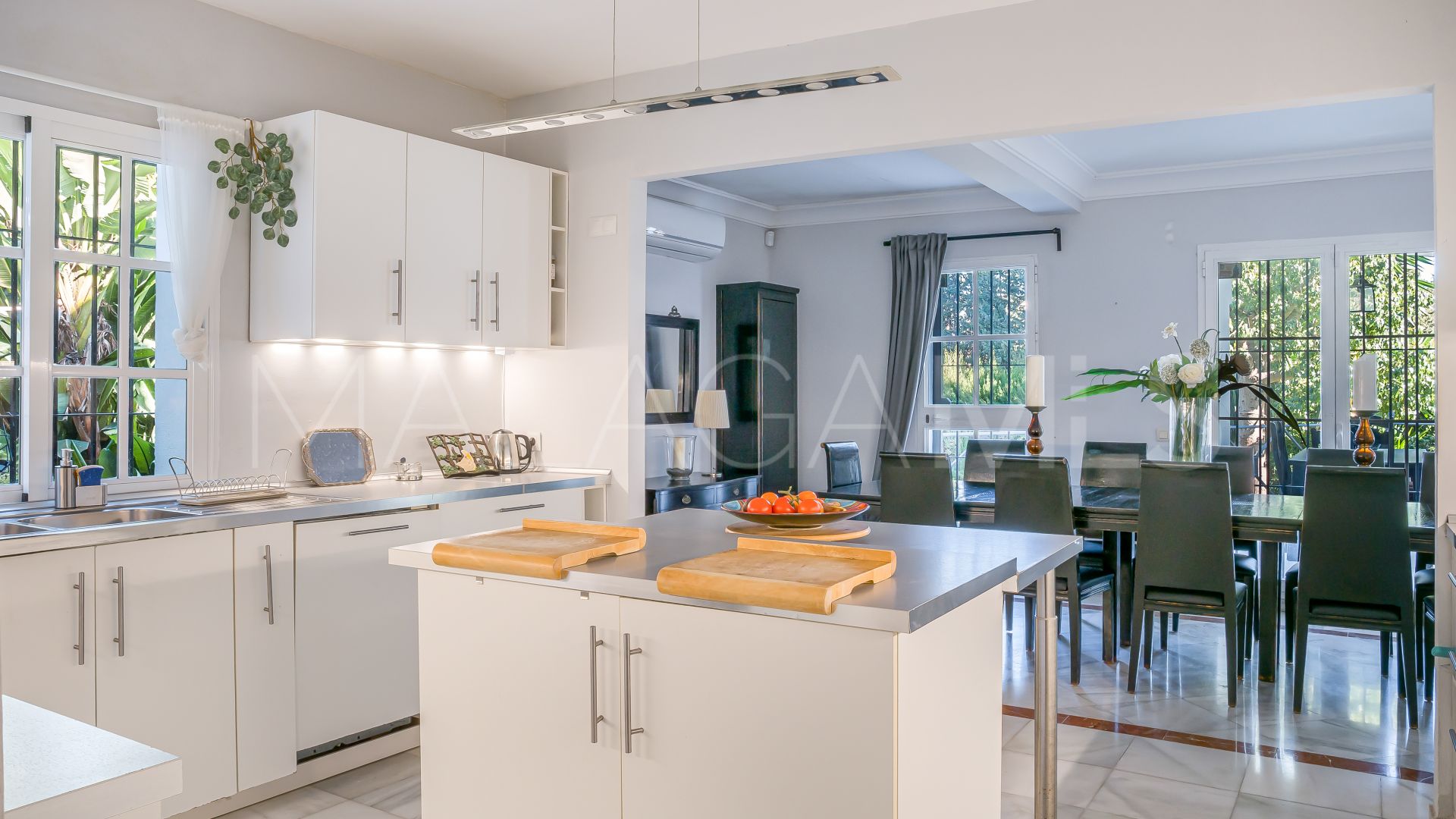 Villa for sale in Nueva Andalucia