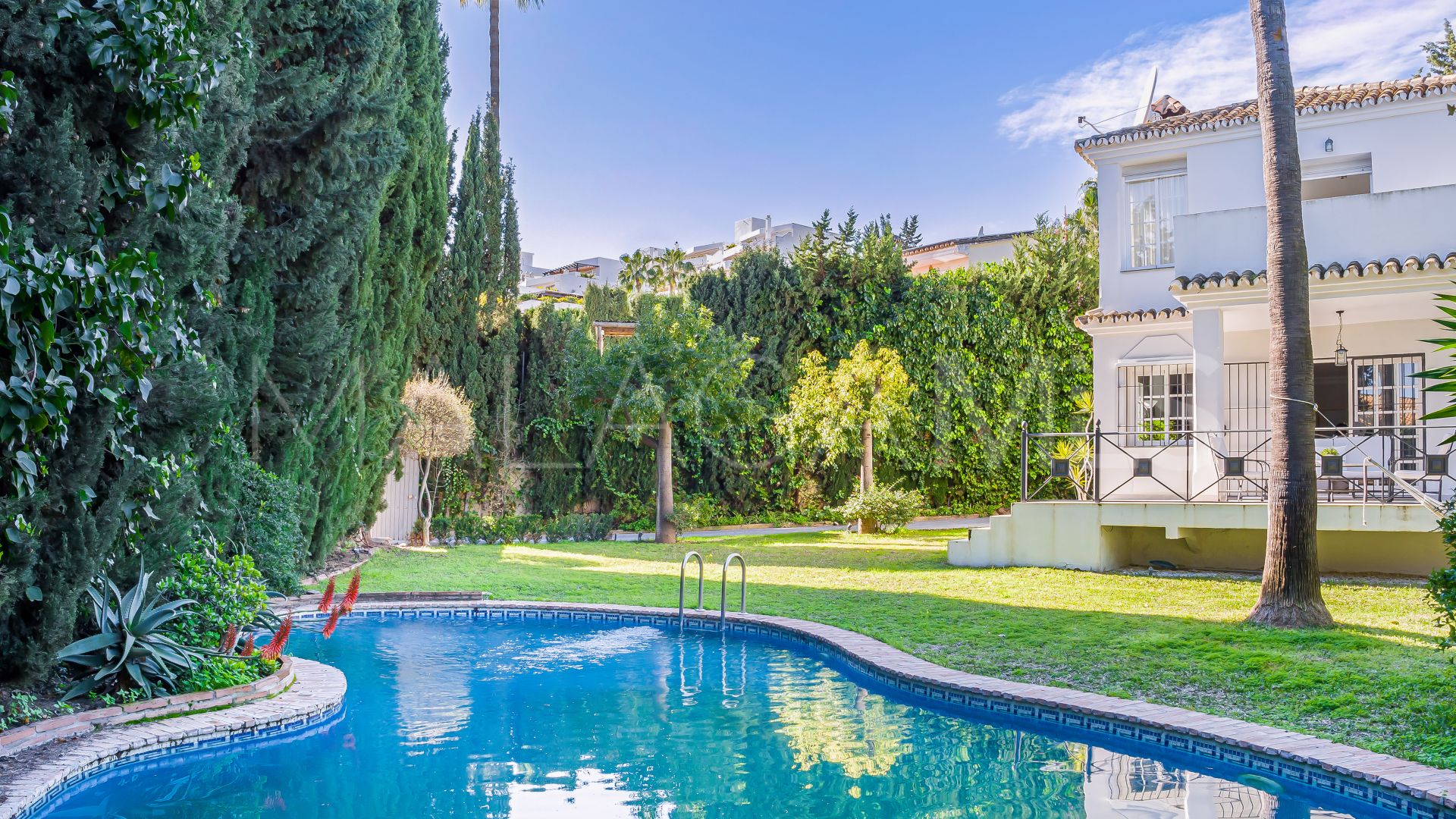 Villa for sale in Nueva Andalucia