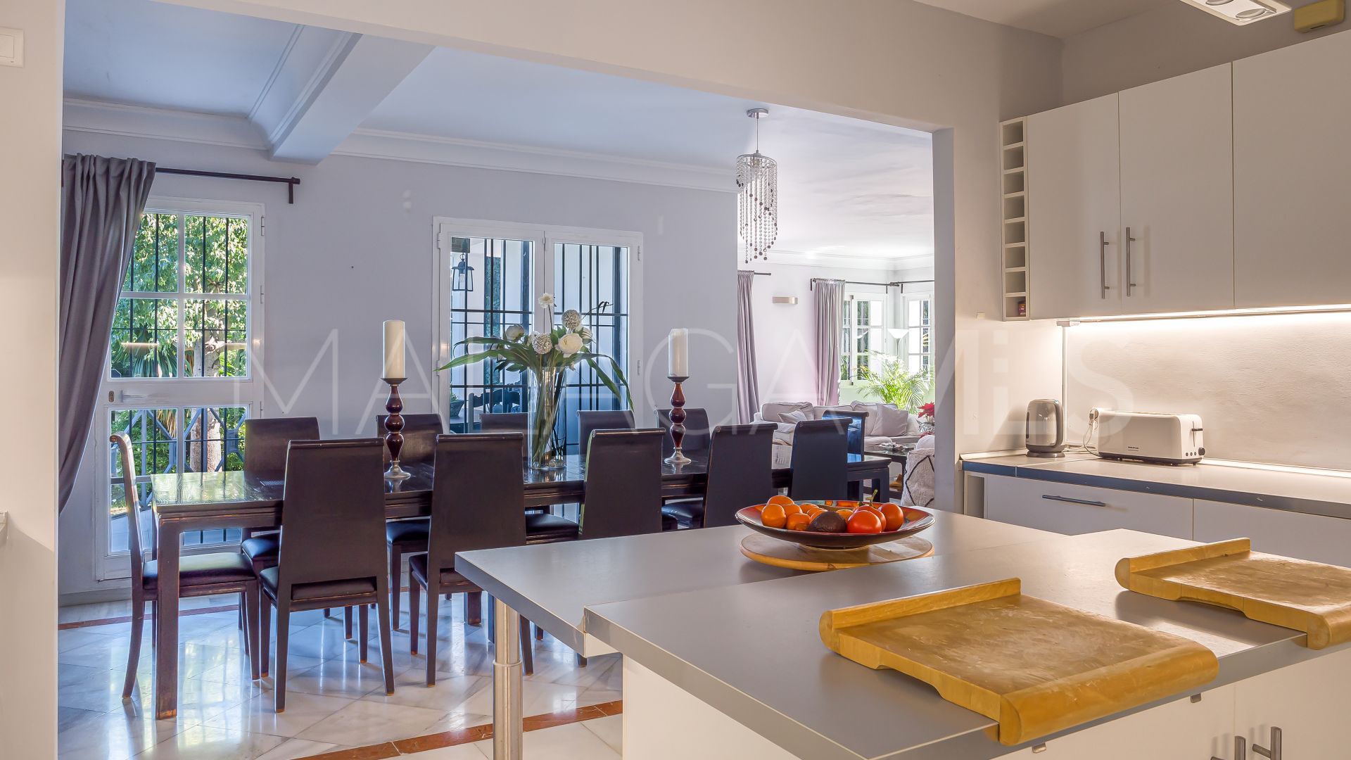 Villa for sale in Nueva Andalucia