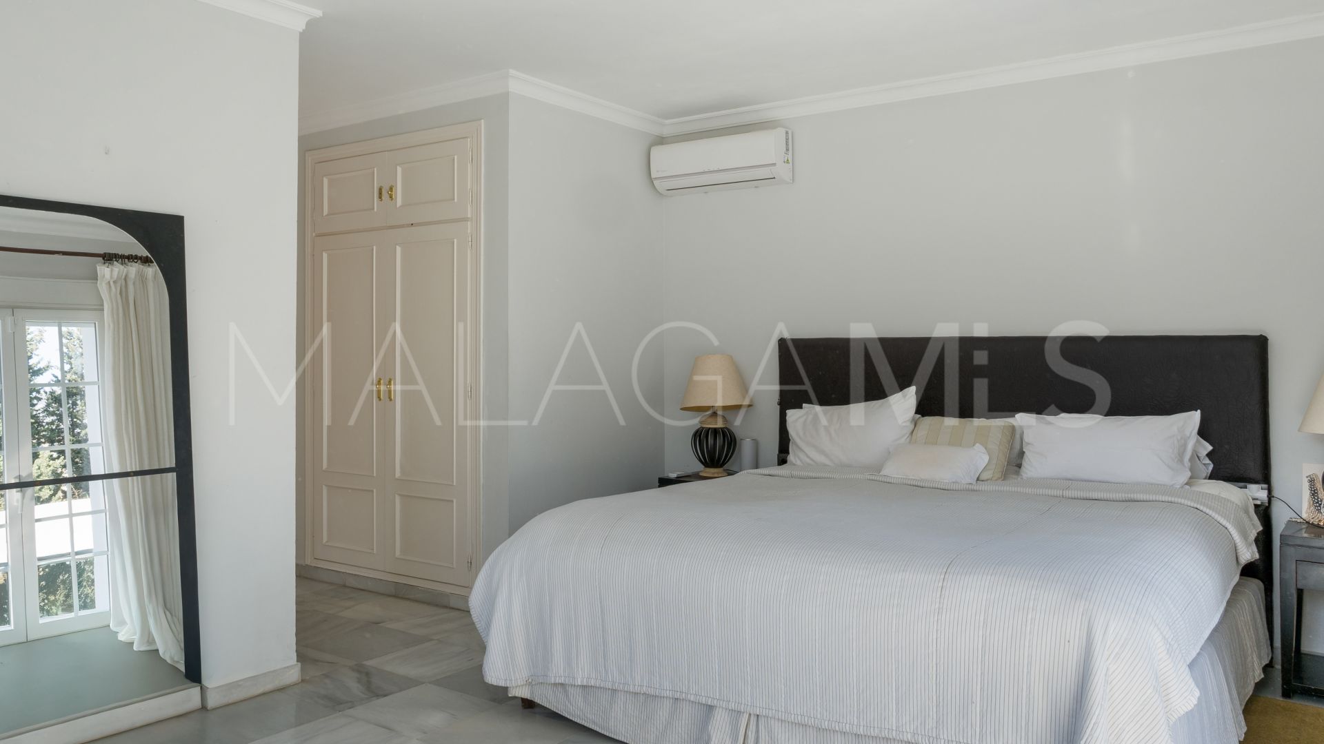 Villa for sale in Nueva Andalucia