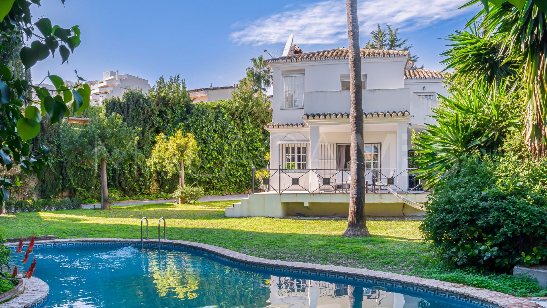 Villa for sale in Nueva Andalucia