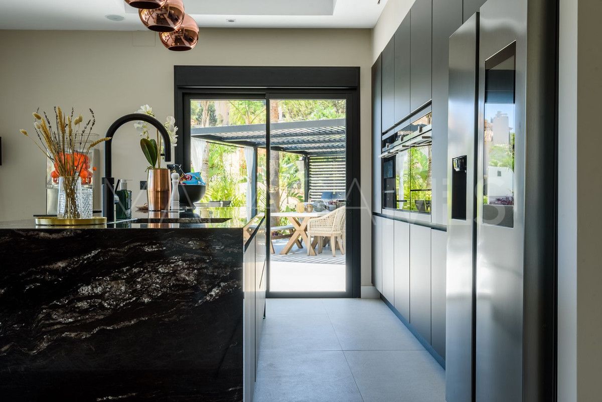 Villa for sale in Elviria