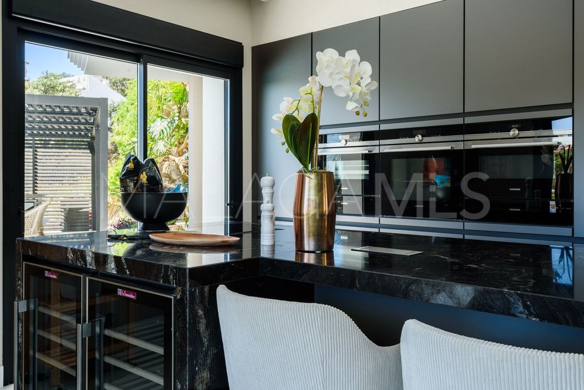 Villa for sale in Elviria