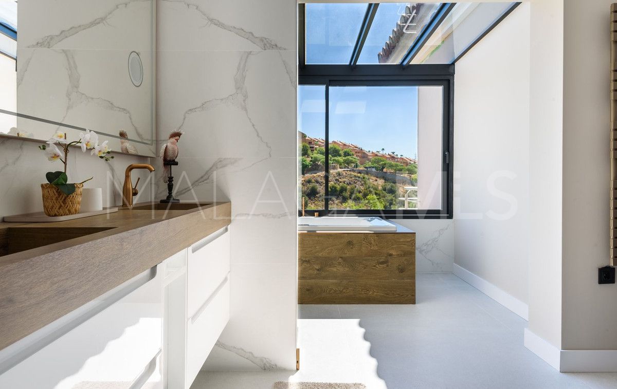 Villa for sale in Elviria