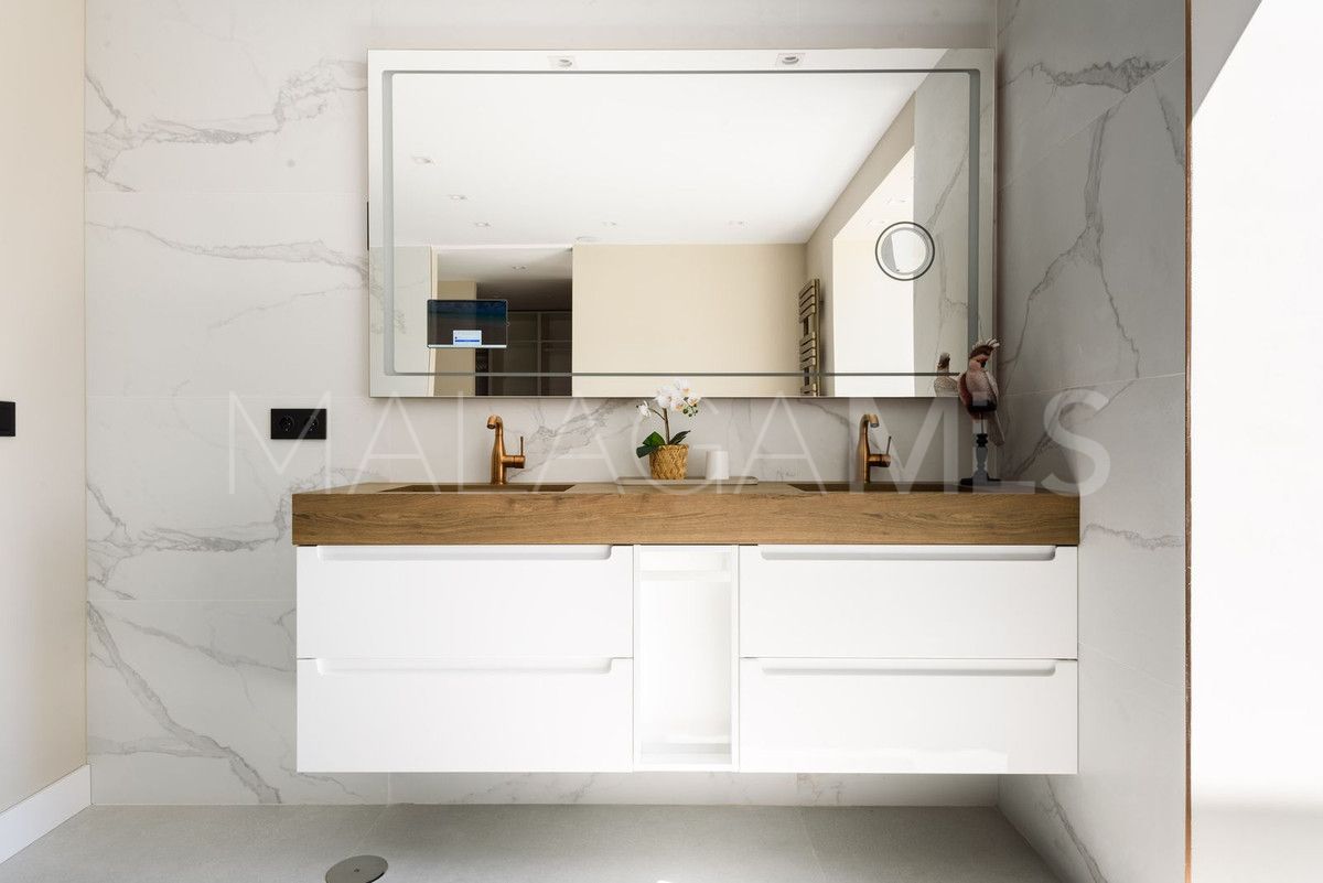 Villa for sale in Elviria