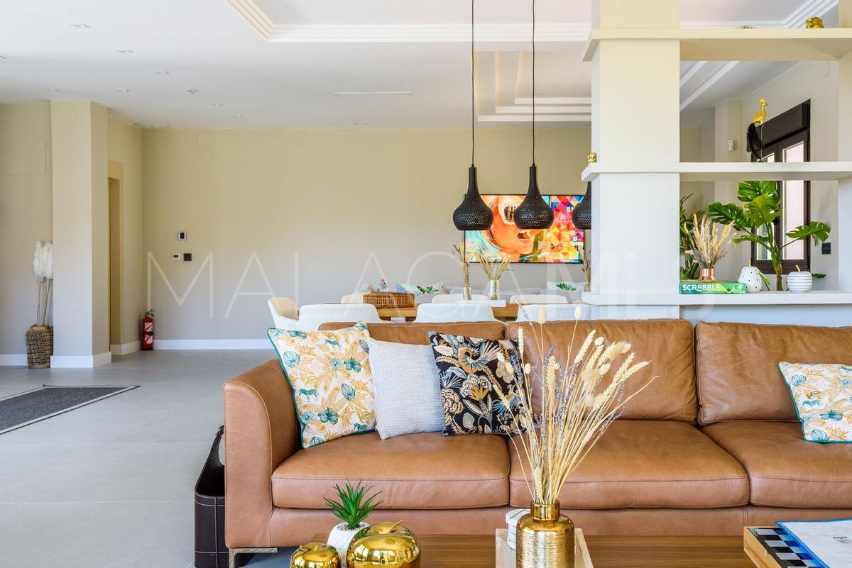 Villa for sale in Elviria