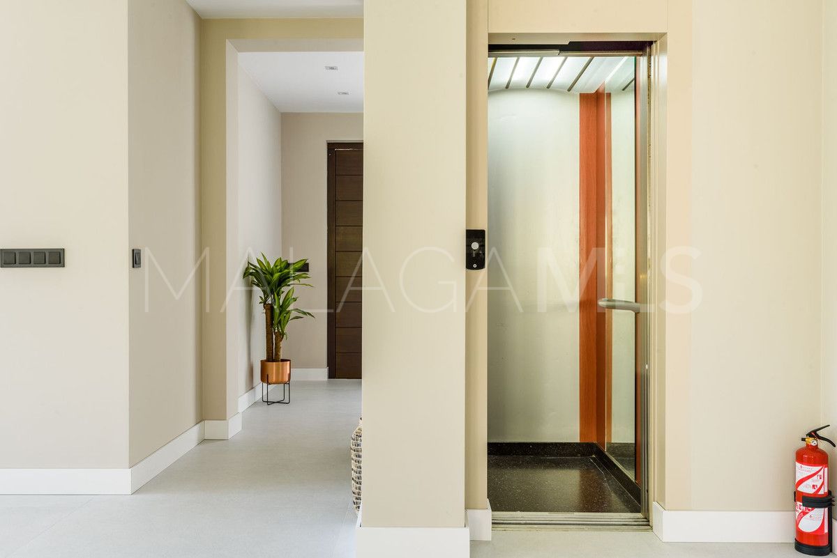 Villa for sale in Elviria