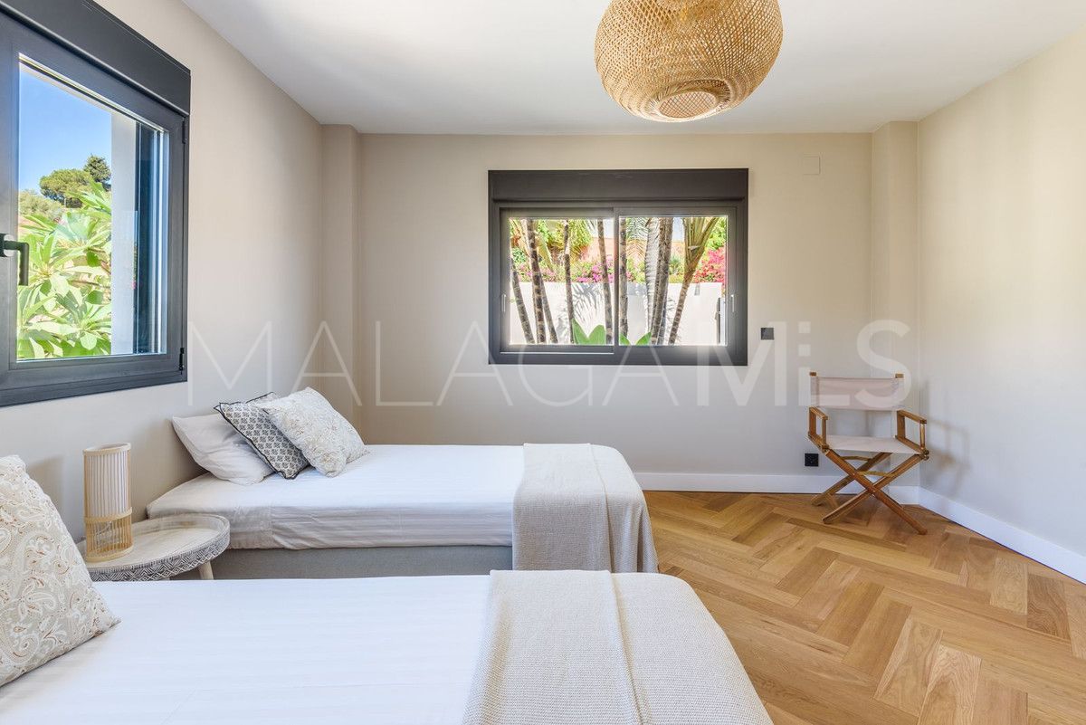 Villa for sale in Elviria