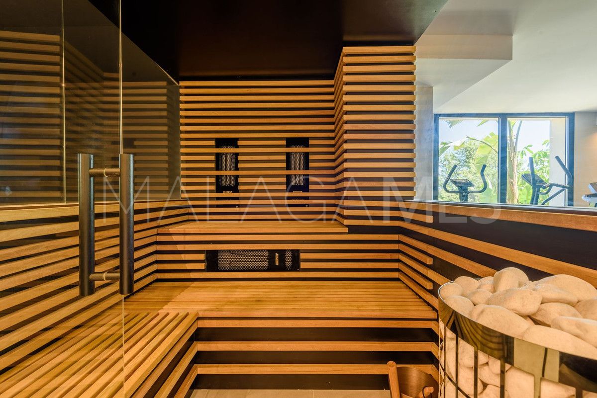 Villa for sale in Elviria