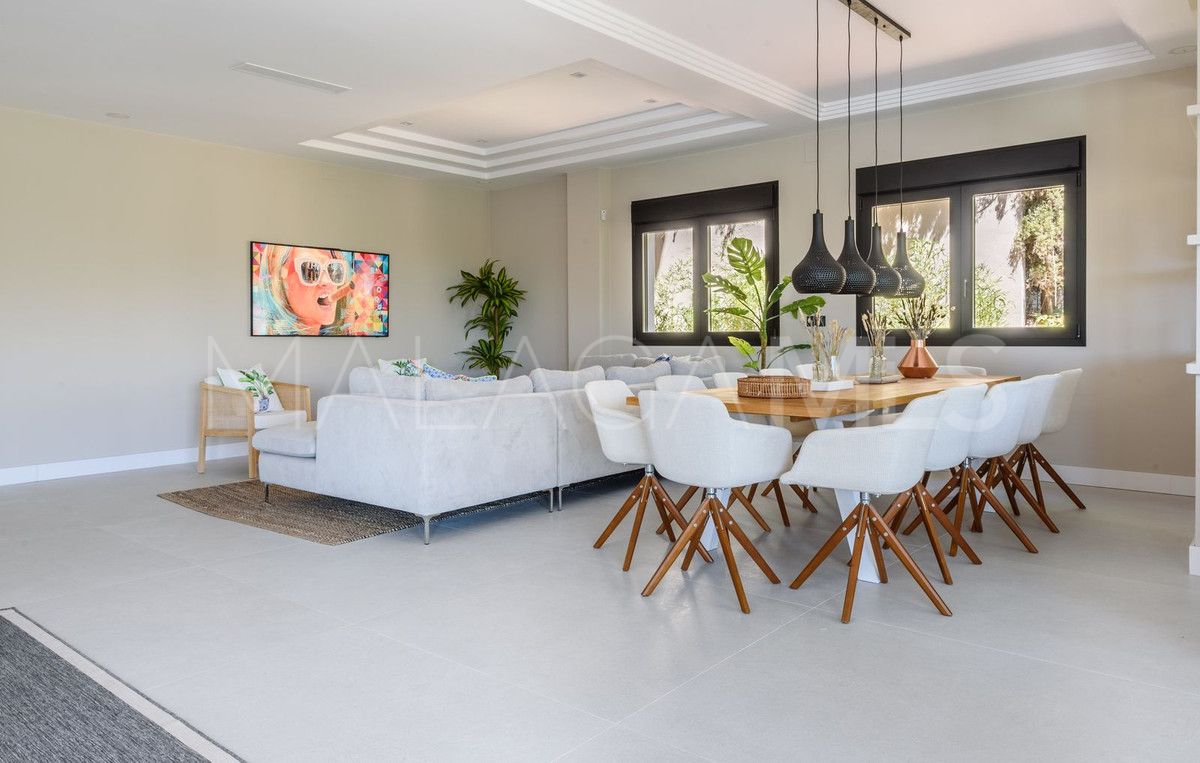 Villa for sale in Elviria