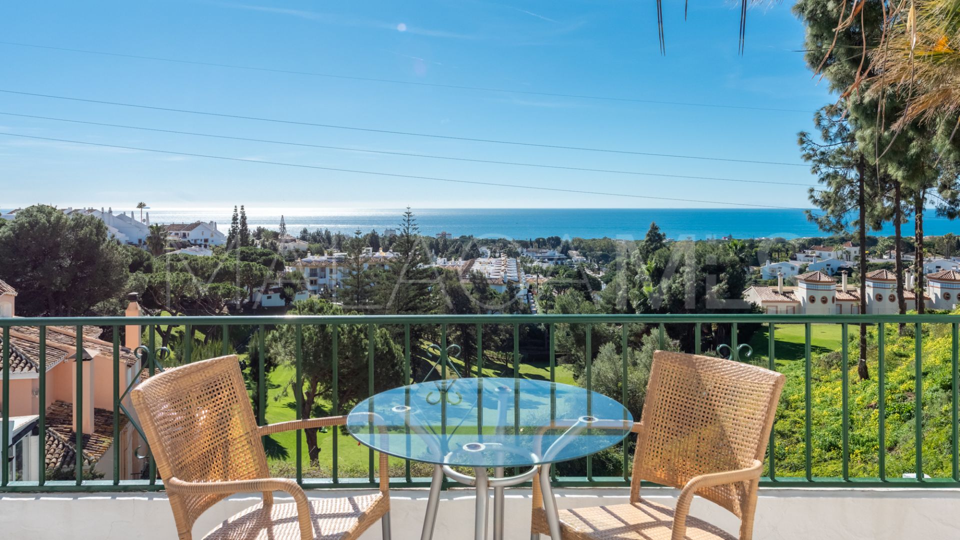 For sale apartment in Calahonda