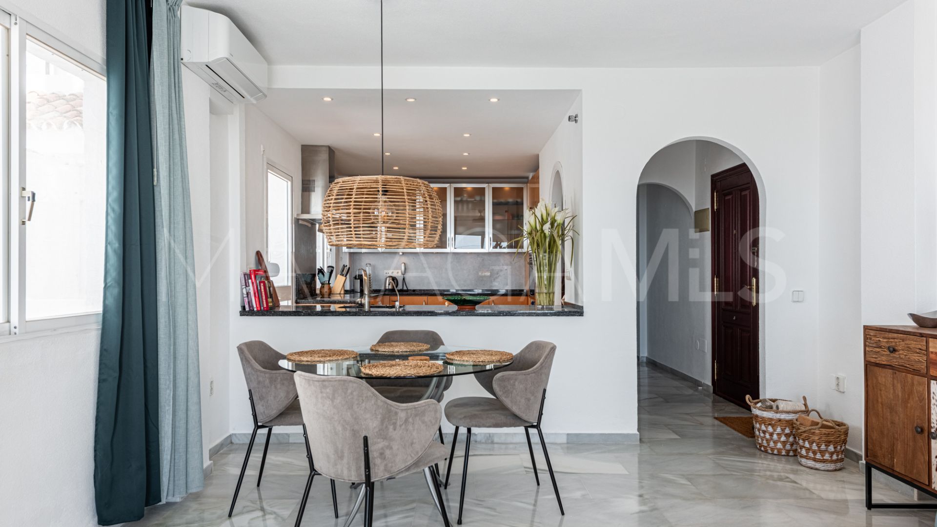 For sale apartment in Calahonda