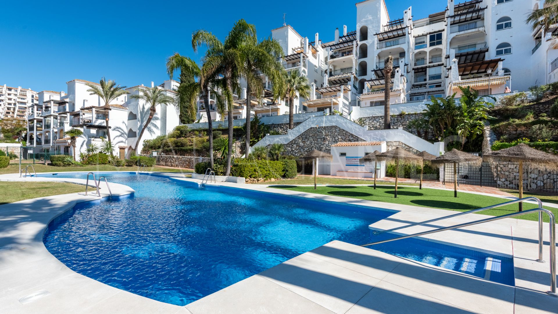 For sale apartment in Calahonda