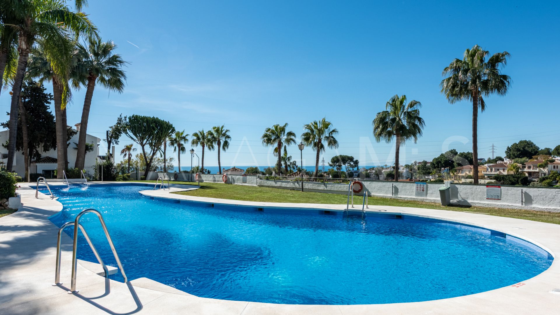 For sale apartment in Calahonda