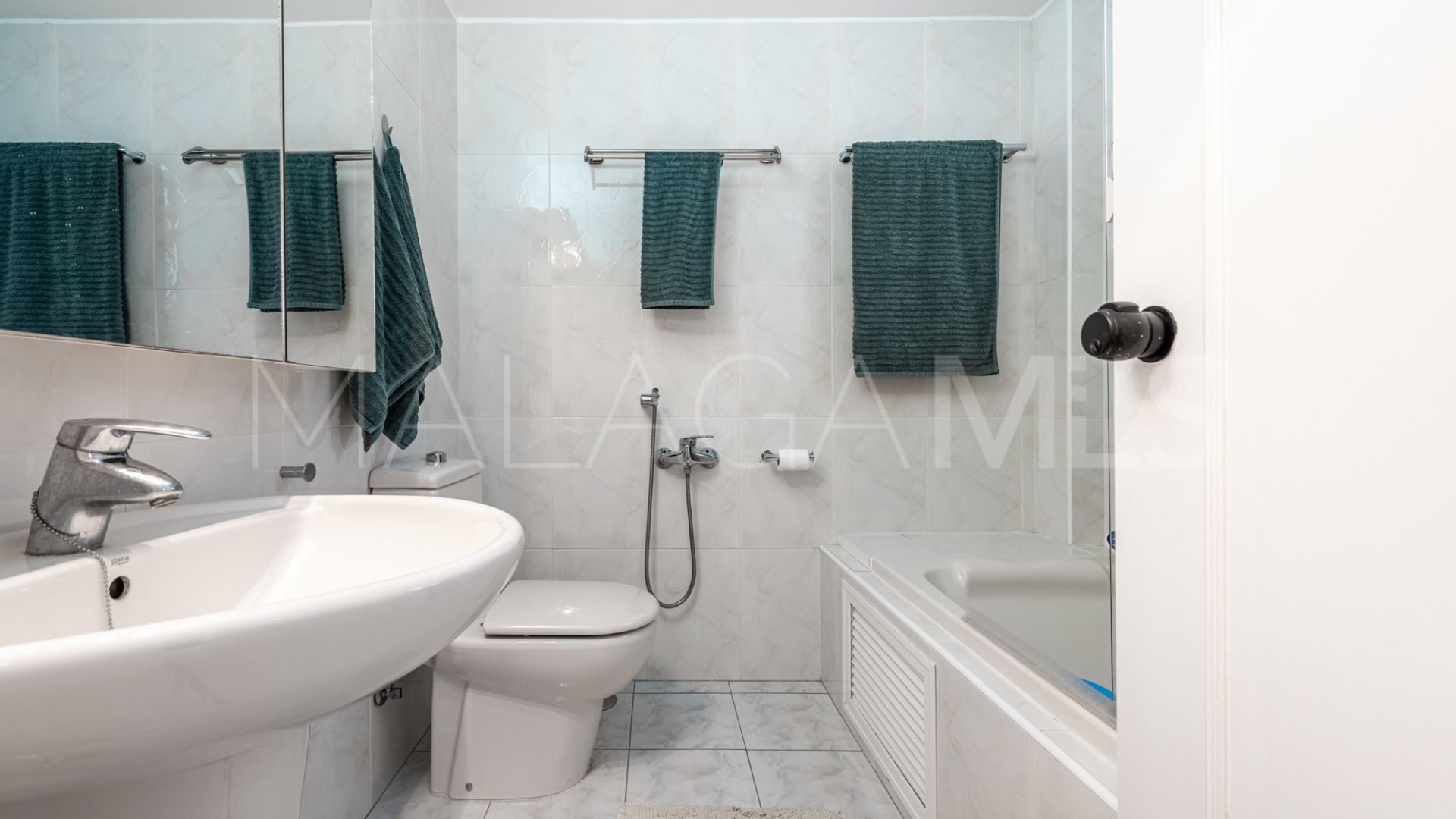 For sale apartment in Calahonda