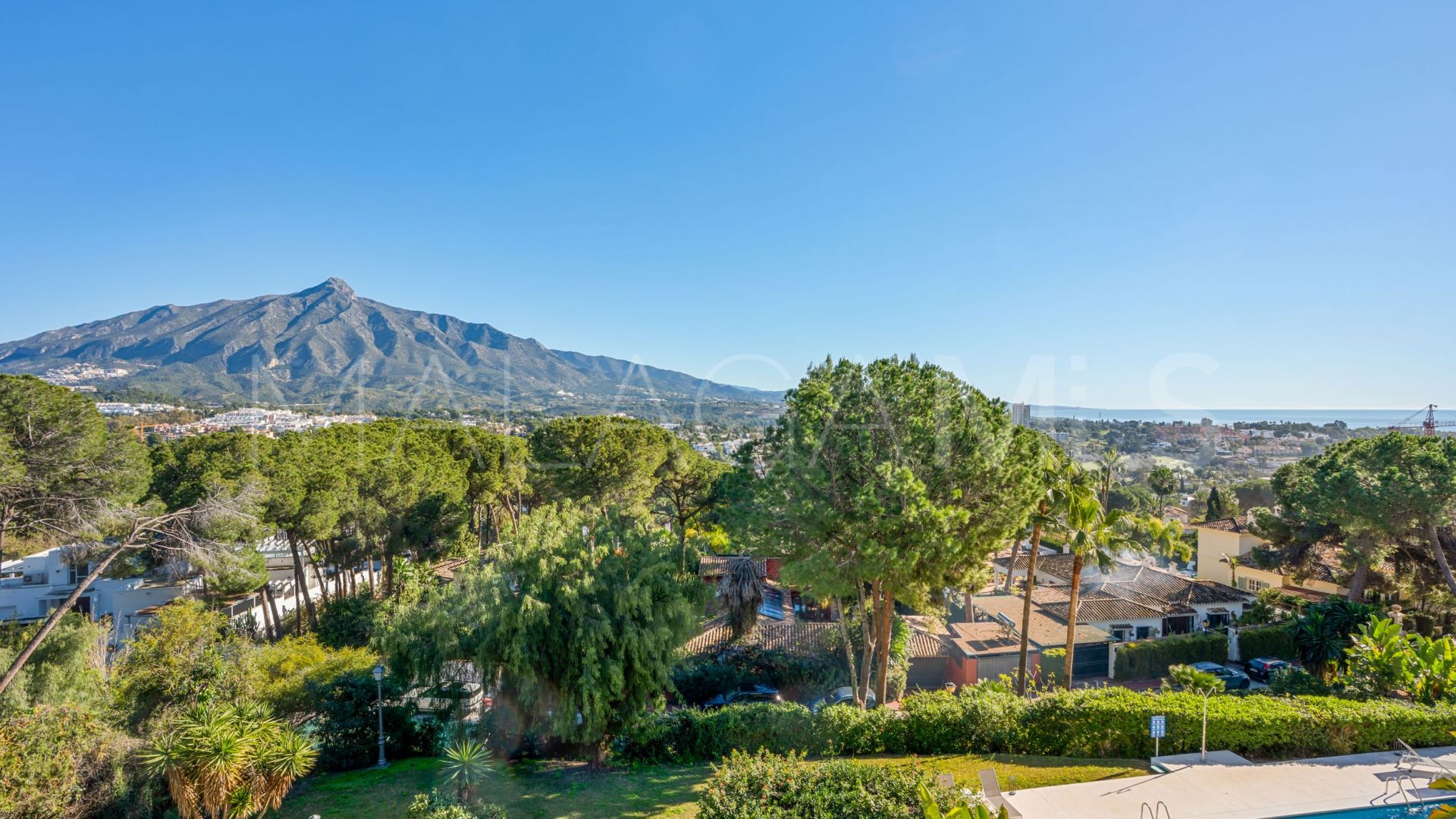 Duplex for sale in Nueva Andalucia with 3 bedrooms