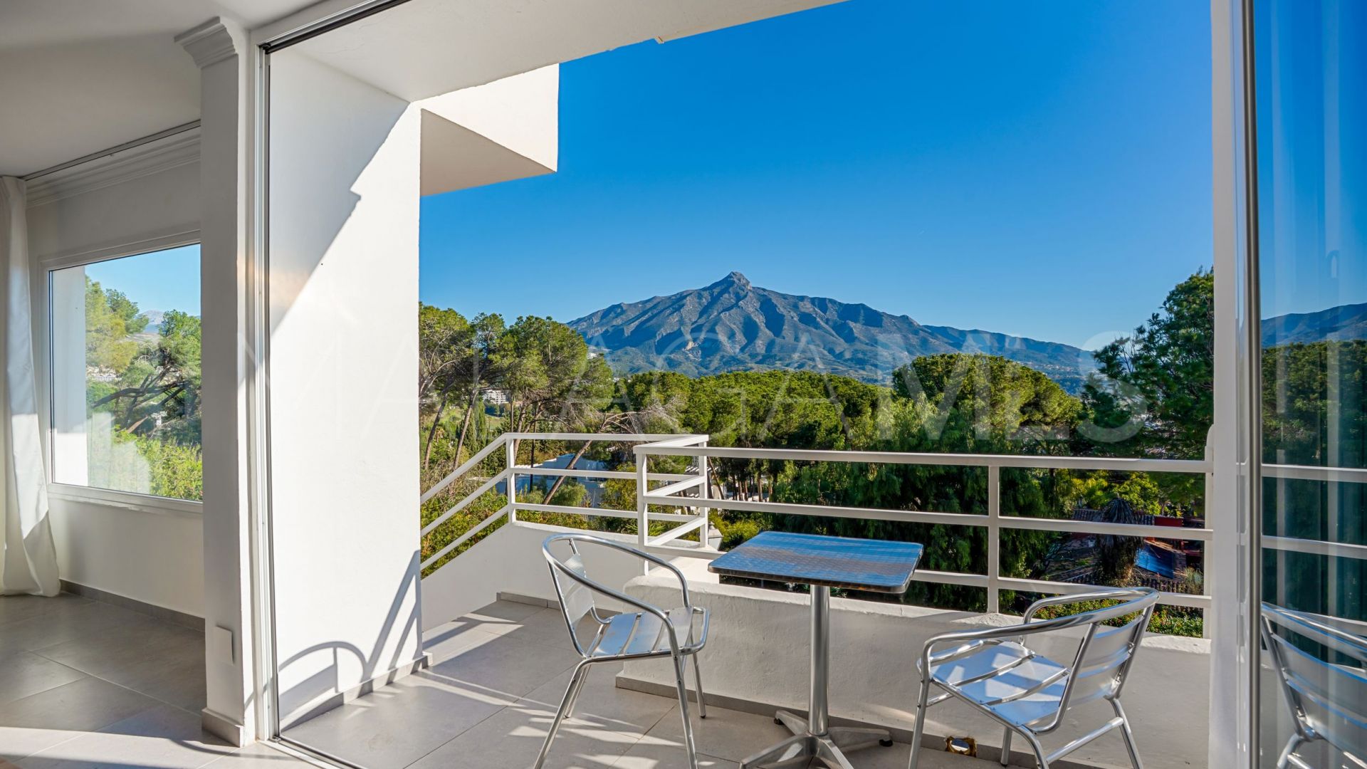 Duplex for sale in Nueva Andalucia with 3 bedrooms