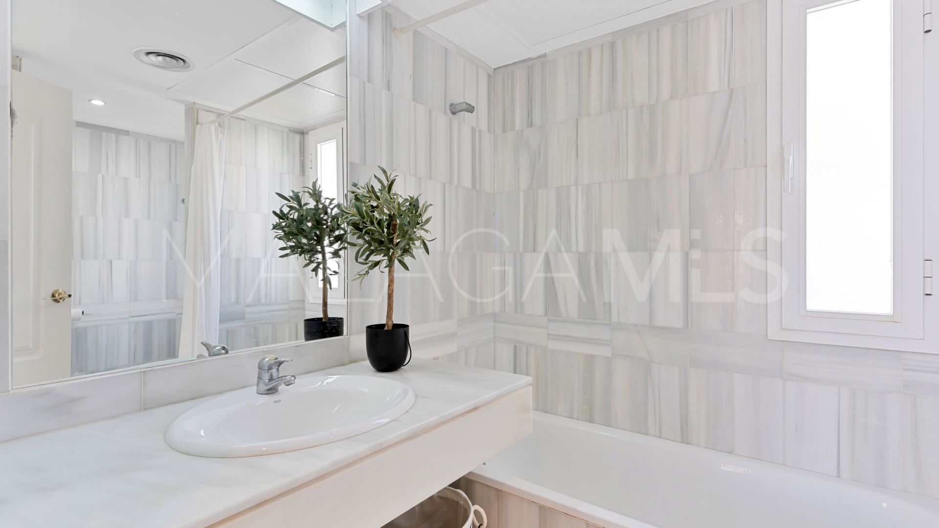 Duplex penthouse for sale in Nueva Andalucia