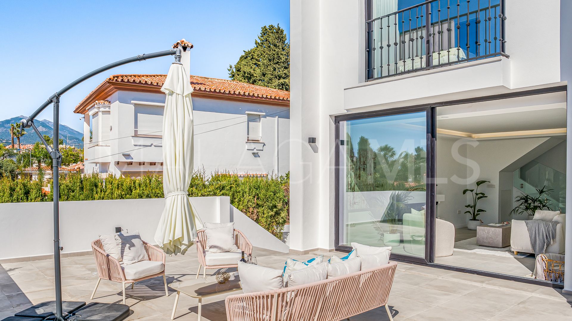 Villa for sale in Nueva Andalucia