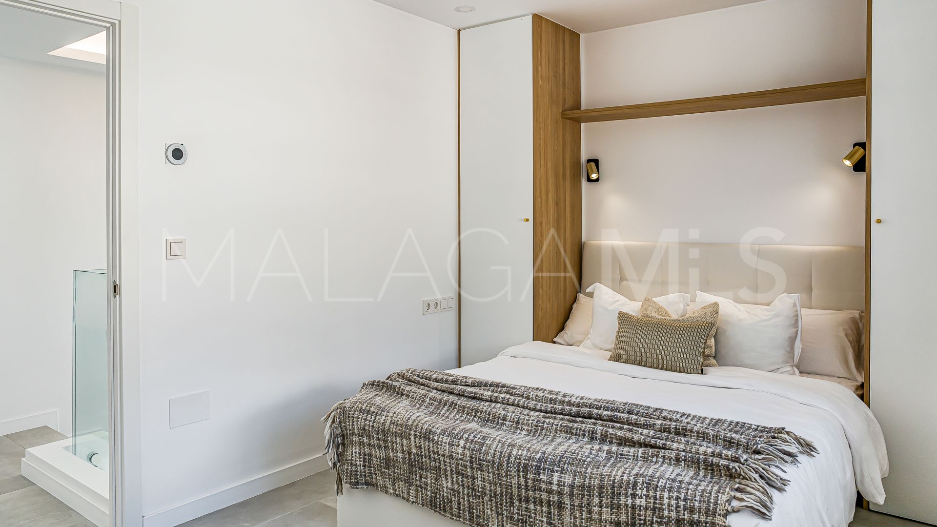 Villa for sale in Nueva Andalucia