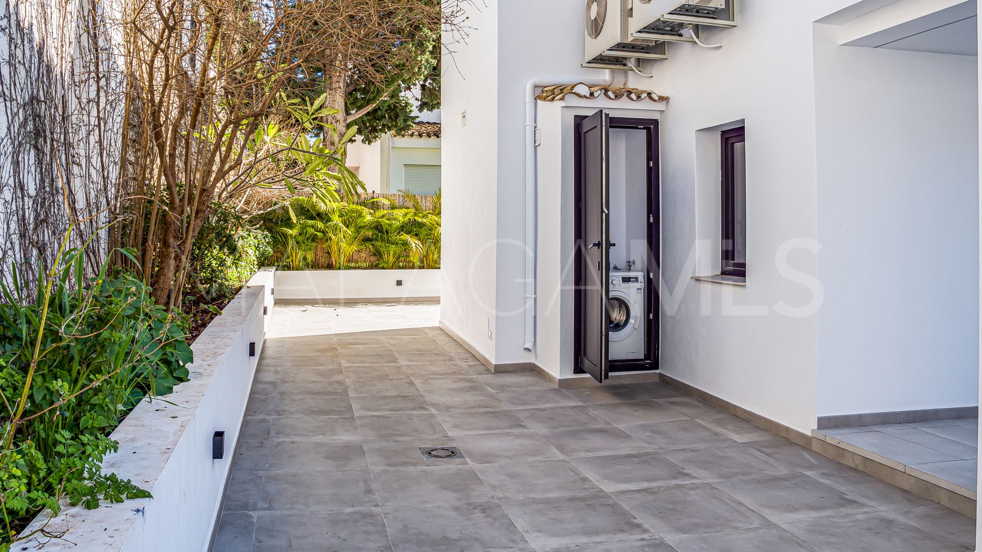 Villa for sale in Nueva Andalucia