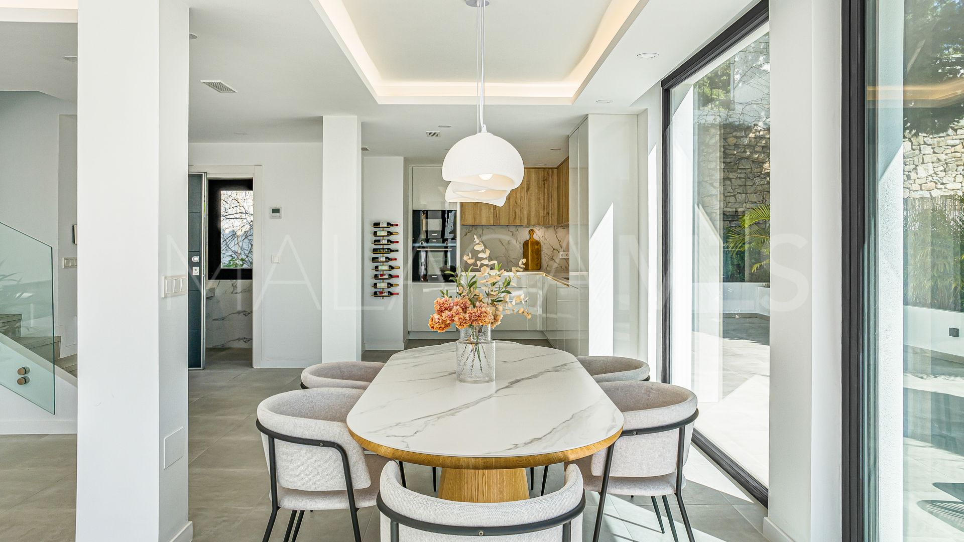 Villa for sale in Nueva Andalucia