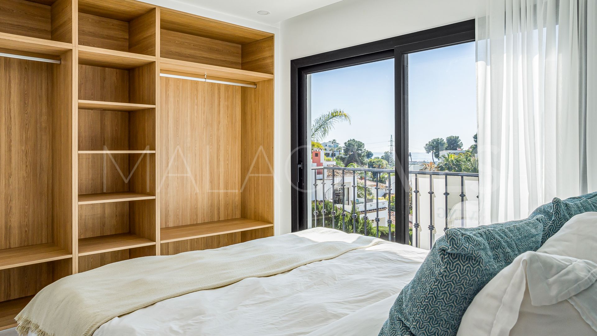 Villa for sale in Nueva Andalucia