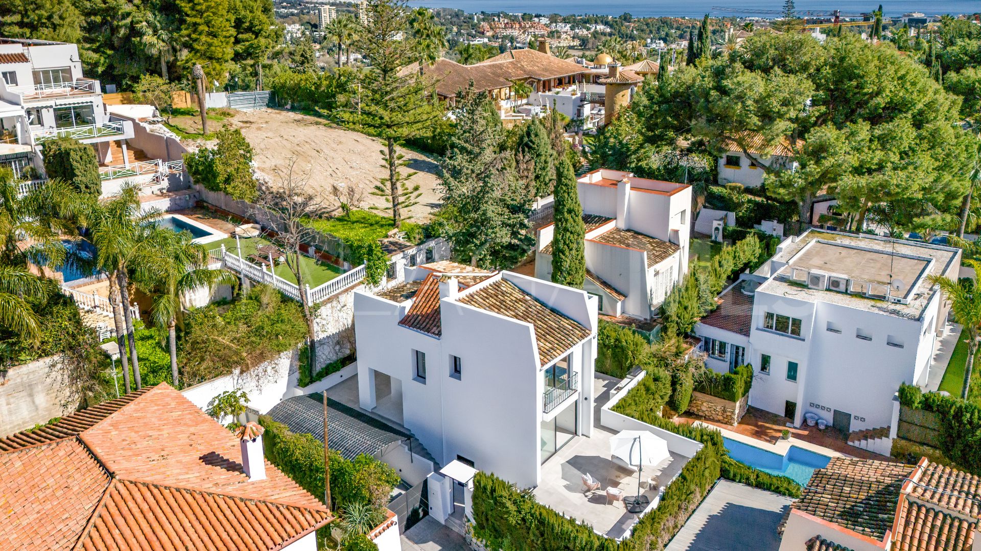 Villa for sale in Nueva Andalucia